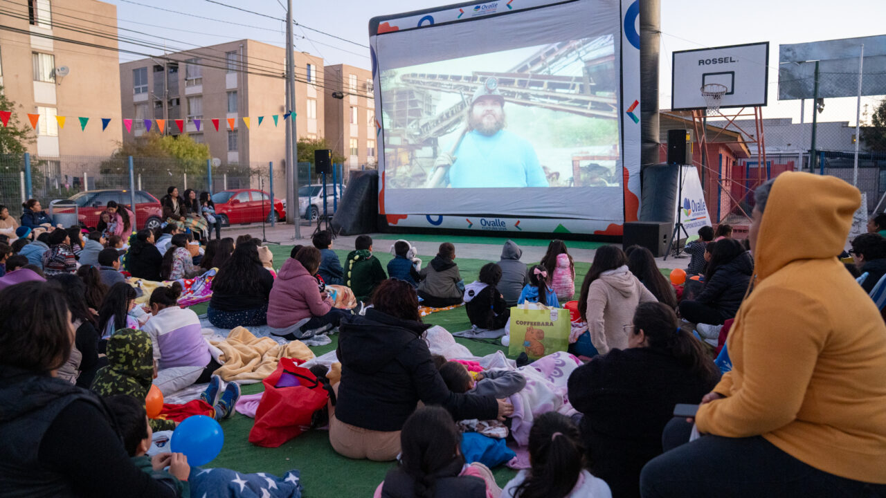 Cine Bajo Las Estrellas une a la comunidad infantil en una noche mágica con Minecraft