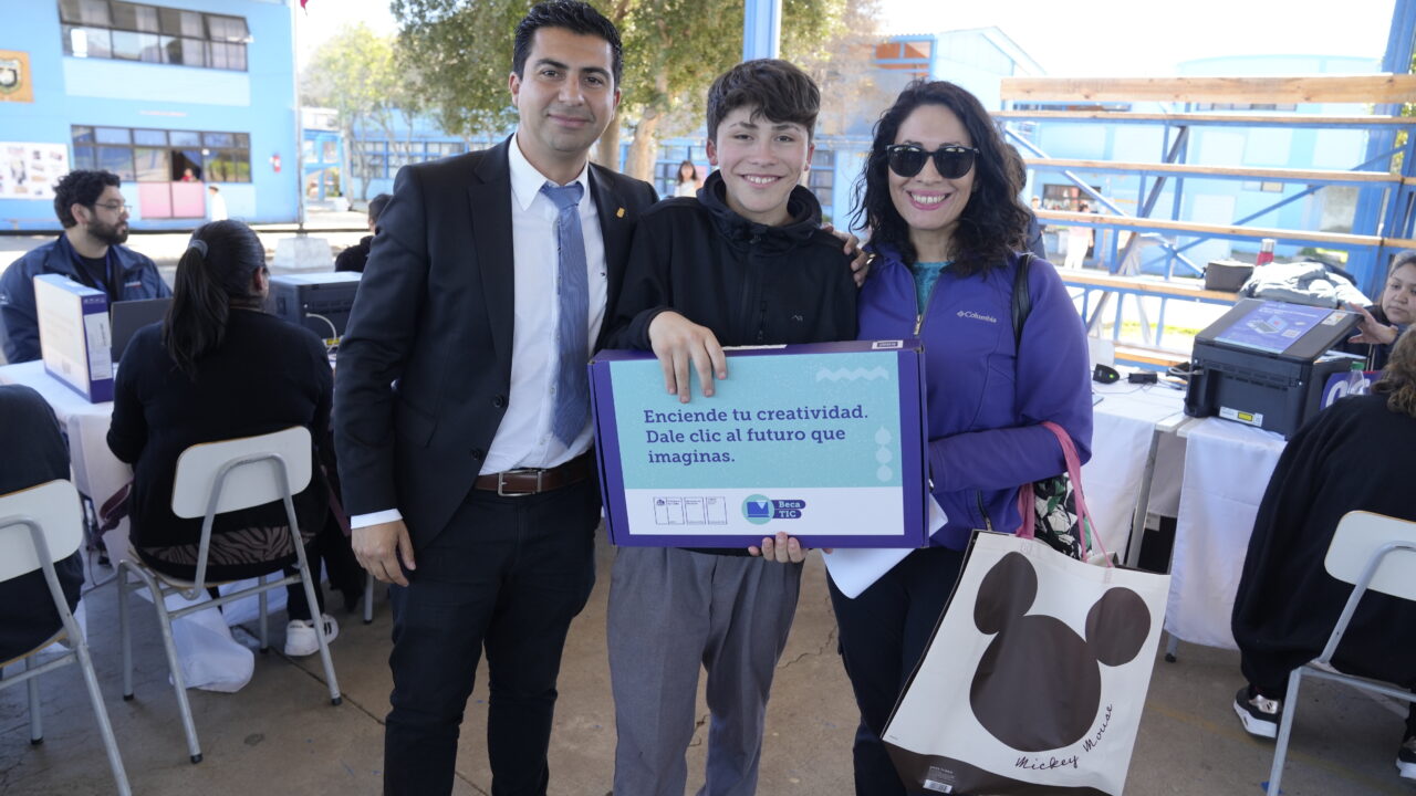 Más de mil estudiantes de Ovalle reciben computadores para fortalecer sus aprendizajes