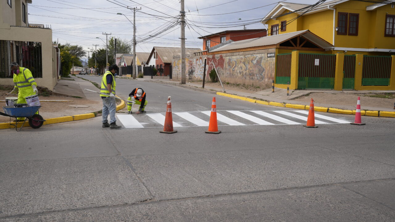 Municipio refuerza demarcación y señalización vial en diversos puntos de Ovalle