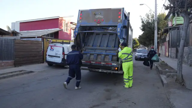 Funcionarios municipales se despliegan en terreno para garantizar la recolección domiciliaria en Ovalle