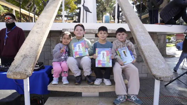 Fiebre mundialista se tomó la Plaza de Armas de Ovalle con masiva jornada de intercambio de láminas