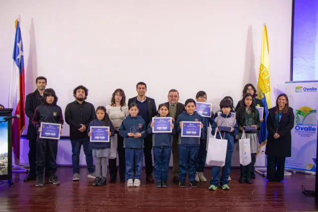Jóvenes talentos brillan en el III Concurso de Creación Artística de Ovalle