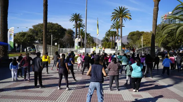Familias ovallinas disfrutaron de una entretenida Zumbatón Familiar en la Alameda durante las vacaciones de invierno