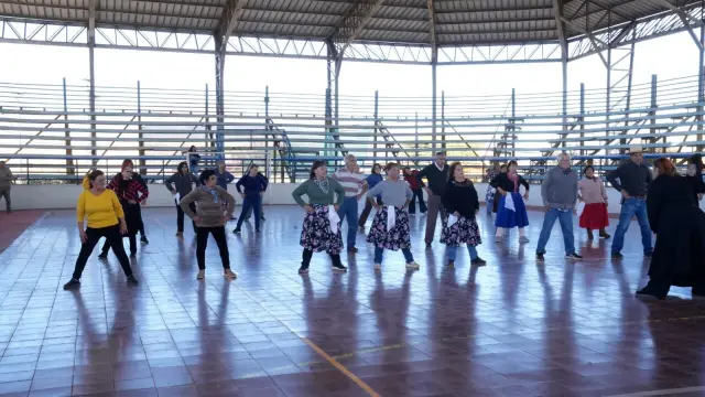 Más de 30 personas mayores ensayan a paso firme en los talleres de cueca gratuitos en La Bombonera