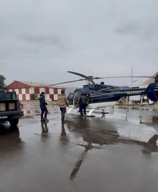 Municipio de Ovalle coordina operativo aéreo para llevar ayuda a familias afectadas en Caleta Sierra