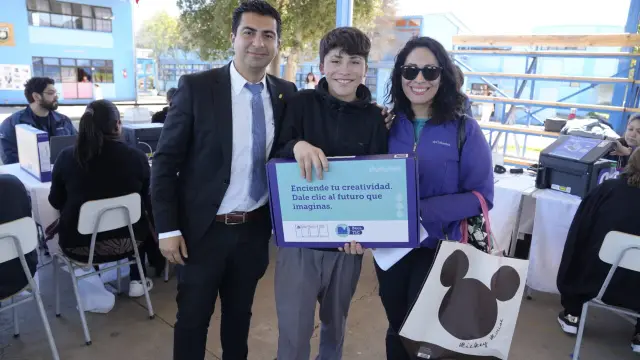 Más de mil estudiantes de Ovalle reciben computadores para fortalecer sus aprendizajes
