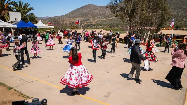 Con gran participación se realizó el XVIII Encuentro de Cuecas de escuelas rurales en Ovalle