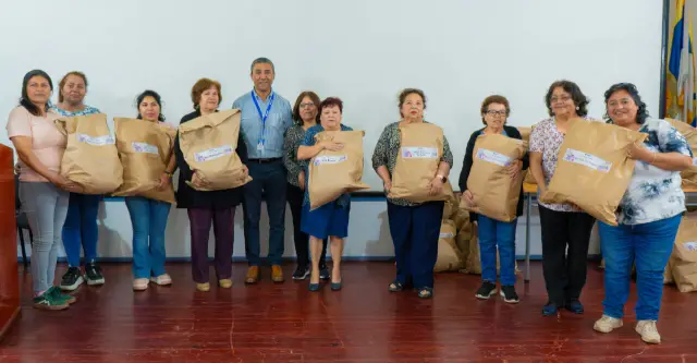Centros de madres de Ovalle recibieron materiales para realizar trabajos de manualidades