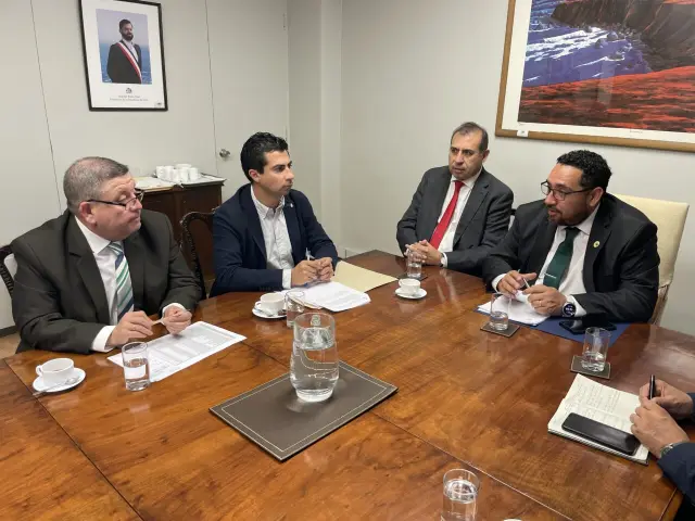 Alcalde Héctor Vega expuso el grave déficit financiero que existe en el Departamento de Educación al ministro Nicolás Cataldo
