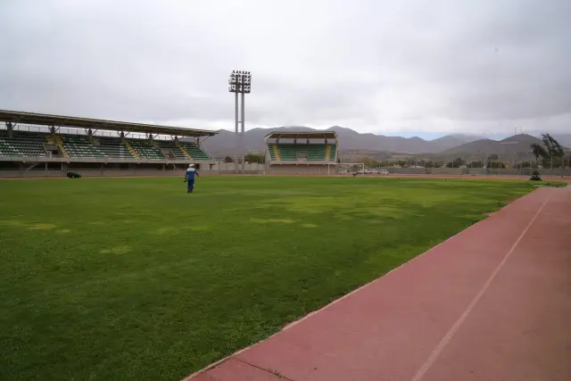 Se inicia la resiembra de la cancha del Estadio Municipal Diaguita de Ovalle