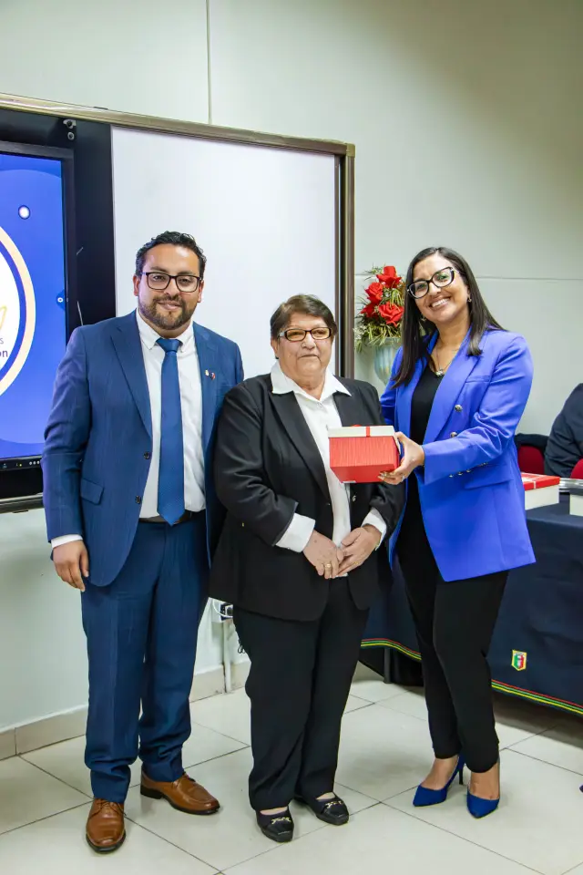 En emotiva ceremonia reconocen a Asistentes de la Educación en su retiro