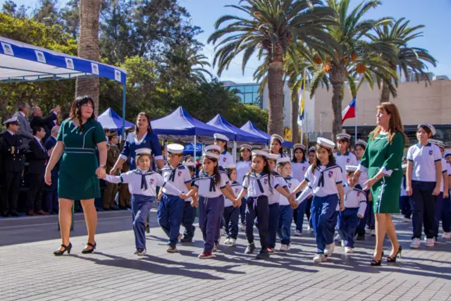 Estudiantes rinden homenaje a las Glorias Navales, tras 146 años del Combate Naval de Iquique