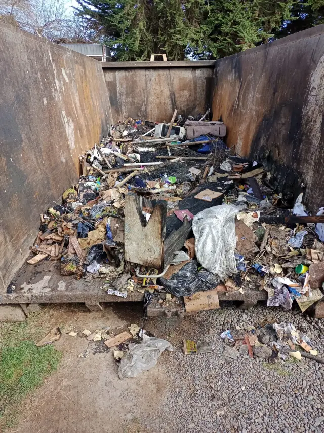 Municipio llama a cuidar los contenedores de basura histórica tras incendio en la población Vista Hermosa