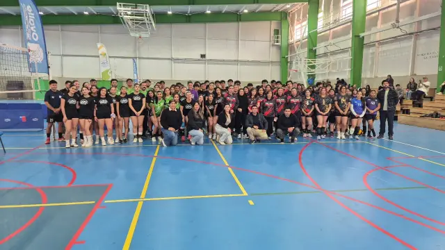 Ovalle impulsa el voleibol con entrega de implementos y lanzamiento de liga provincial