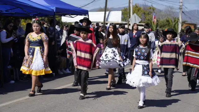 Con un emotivo acto y desfile la Escuela Heberto Velásquez de Huamalata conmemoró las Fiestas Patrias
