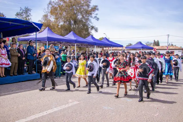 Realizan emotivo Desfile de Fiestas Patrias en Cerrillos de Tamaya