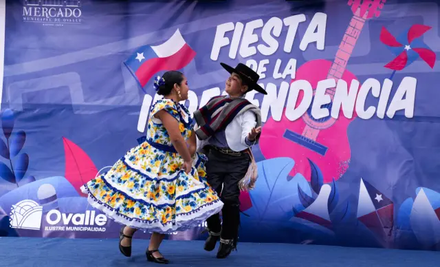 Ovalle celebra la Fiesta de la Independencia con emotiva premiación a locatarios y comerciantes