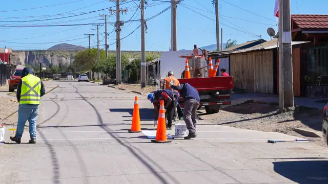 Municipio de Ovalle ejecuta trabajos de demarcación y revisión de reductores de velocidad en el sector de La Chimba