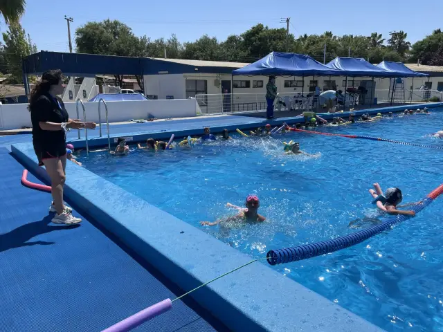 Invitan a inscribirse en los cursos de natación gratuitos temporada 2026 en Ovalle
