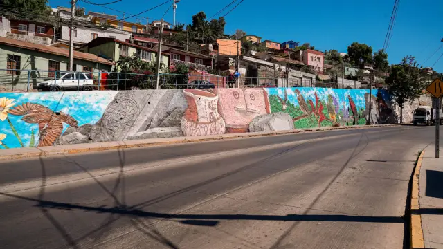 Mural de Avenida Manuel Peñafiel presenta avance del 50 % y Ovalle comienza a vestirse de colores
