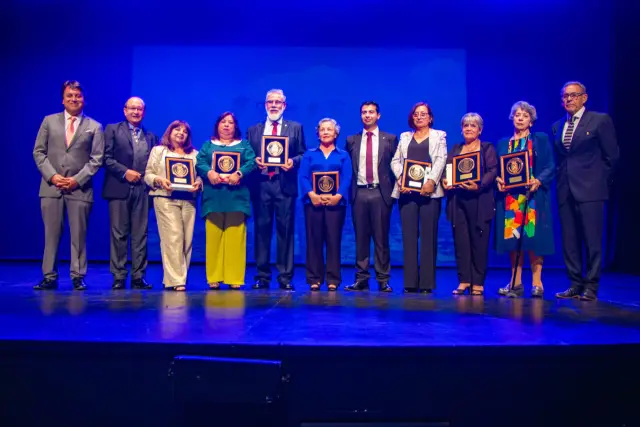 Tras décadas de vocación, 30 docentes se despiden de las aulas en emotiva ceremonia en Ovalle