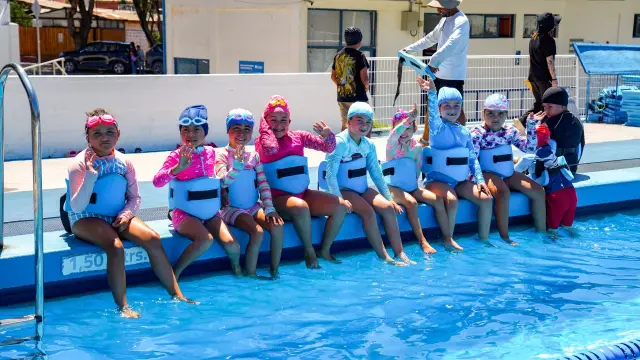 Más de mil niñas y niños ovallinos han aprendido a nadar gracias a los cursos de natación en la Piscina Municipal
