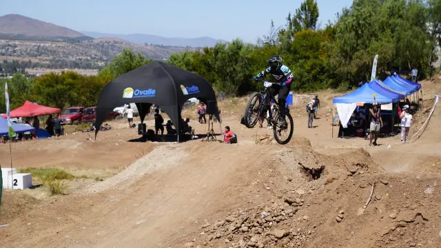 Velocidad y destreza: El Downhill Urbano regresó con masiva convocatoria en Ovalle