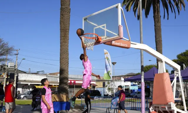 Exitoso torneo de básquetbol 3×3 se tomó la Alameda de Ovalle